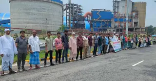 নরসিংদীতে অবৈধ বালু উত্তোলন-জমি দখল, প্রতিবাদে মানববন্ধন